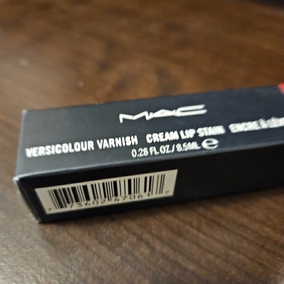MAC VERSICOLOUR VARNISH CREAM LIP STAIN 106 NO INTERRUPTIONS (NIB) - Picture 3 of 4